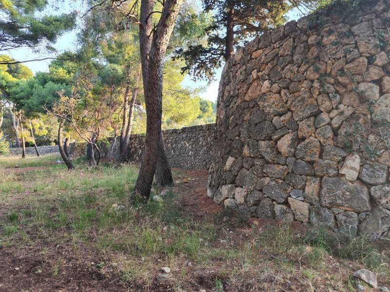 Muraille en pierres sèches de 3m de haut et 4m de large au parc de Ollioules dans le Var