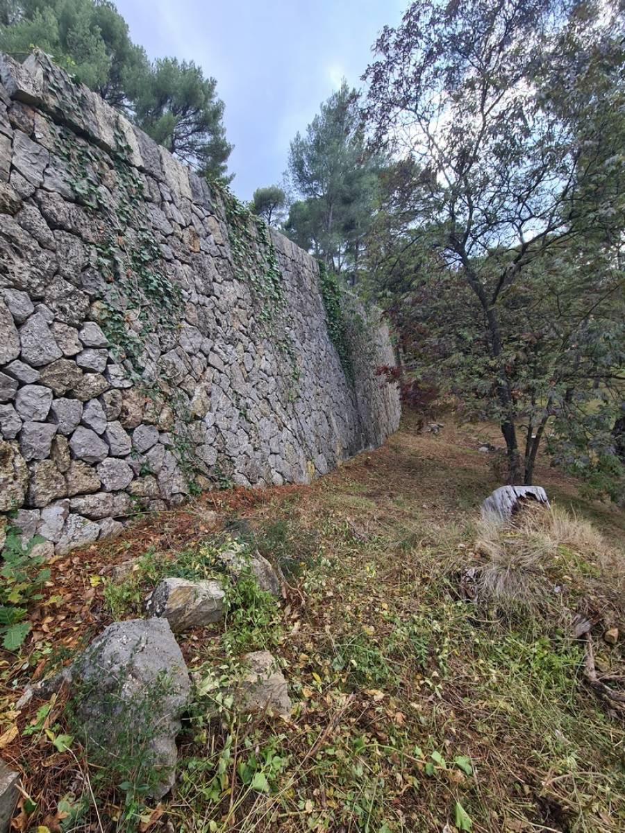 Mure en pierres sèches de soutènement construit à l' époque par la Famille LONG murailler à Ollioules
