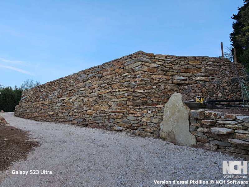 En région PACA ,création d'un très grand mur en pierres sèches 