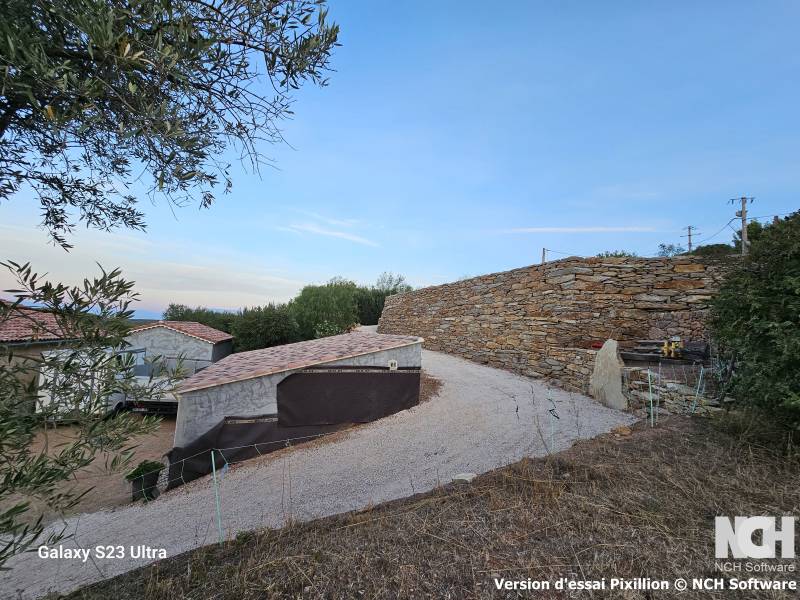 Création d'un grand mur enrochement en pierres sèches à Ollioules 