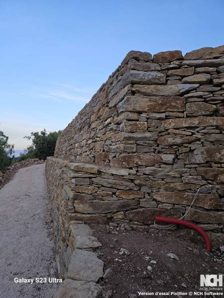 Création d'un mur en pierres sèches pour soutenir une carrière à chevaux à ollioules