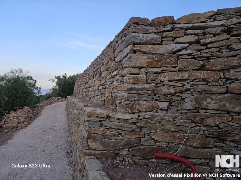 mur en pierres sèche de 5m de hauteur à Ollioules dans le Var 