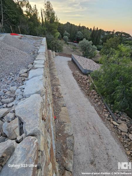 Mur en pierres sèches de grande taille à Ollioules dans le Sud de la France 