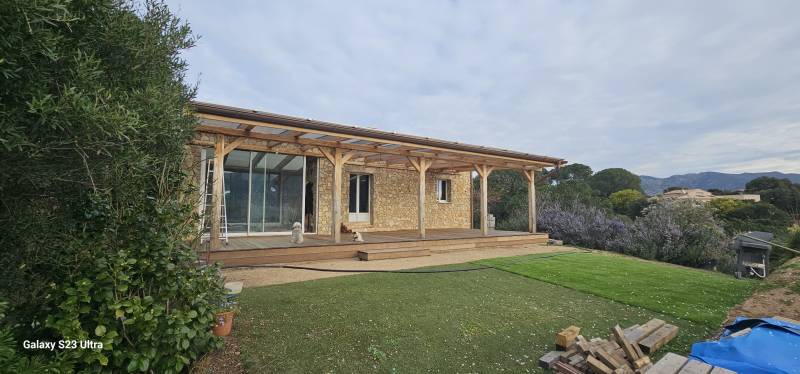 Création d'un parement en pierres naturelles de la Cadiere à ajaccio en Corse du Sud