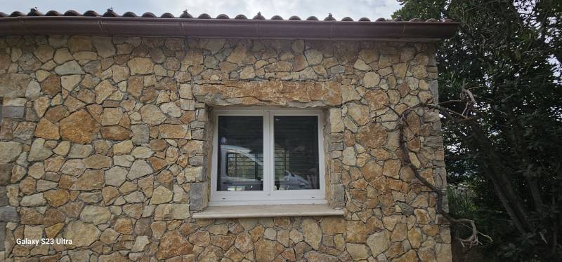 Création d'un parement en pierres naturelles de la Cadiere à ajaccio en Corse du Sud