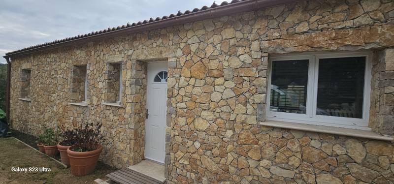 Création d'un parement en pierres naturelles de la Cadiere à ajaccio en Corse du Sud