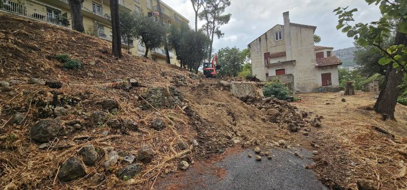 Avant les travaux de reconstruction des murets en pierres sèches sur Toulon dans le Var