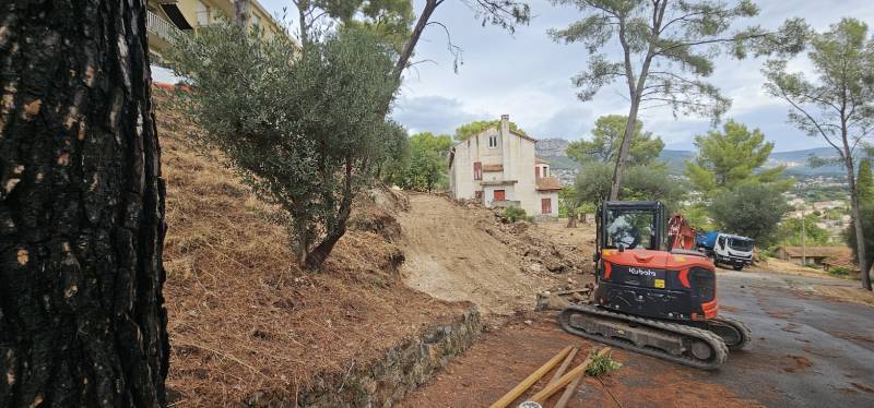 Reconstruction de vieux murets en pierres sèches sur Toulon dans le Var