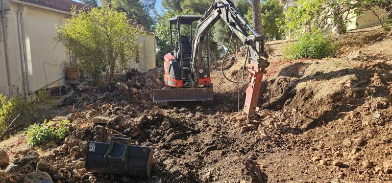 Reconstruction de vieux murets en pierres sèches sur Toulon dans le Var