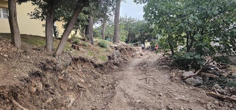 Reconstruction de vieux murets en pierres sèches sur Toulon dans le Var