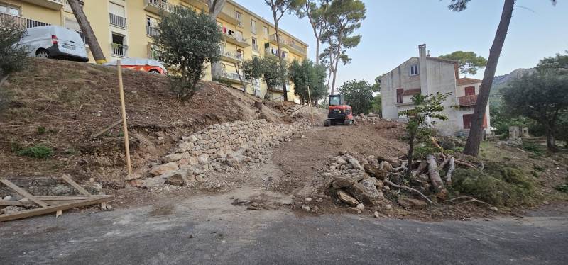 Reconstruction de vieux murets en pierres sèches sur Toulon dans le Var