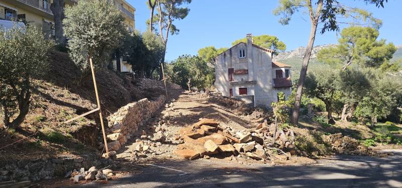 Reconstruction de vieux murets en pierres sèches sur Toulon dans le Var