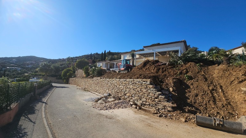 Réalisation d’ouvrages paysagers et de murets en pierres sèches selon les règles de l’art à La Londe-les-Maures (Var).