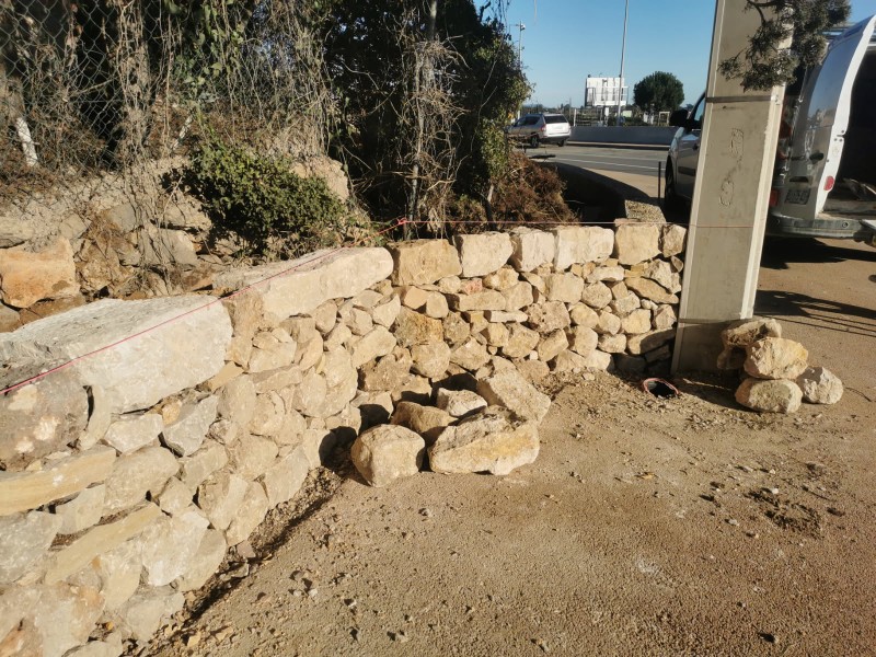 reconstruction d un mur en pierres sèches à Ollioules