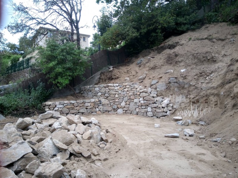 Création paysager avec des restanques soutenue par des murets en pierres sèches à Ramatuelle 