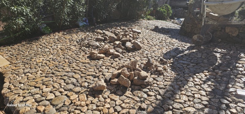 création d une calade en pierres de rivière