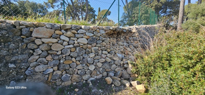 réparation d un muret en pierres sèches sur Ollioules