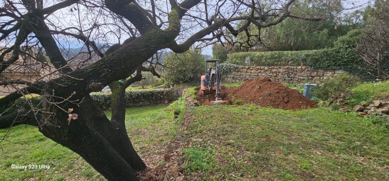 terrassement à l engin pour la reconstruction d un mur en pierres sèches sur Ollioules