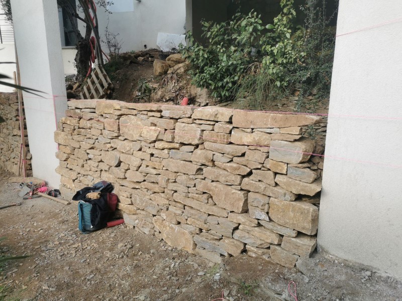 Création d'un muret en pierres sèches pour la création d'une restanque 