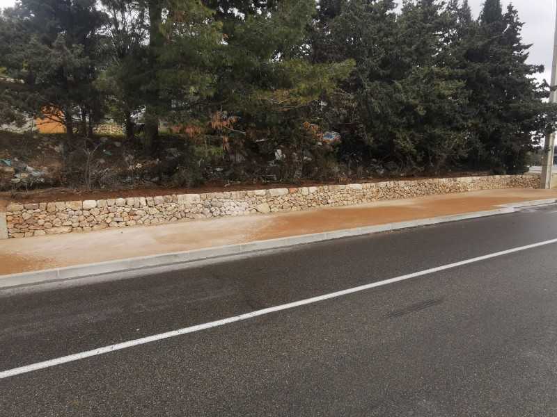 le paysage de la provence, représenté à Ollioules par la reconstruction d'un mur en pierres sèches 