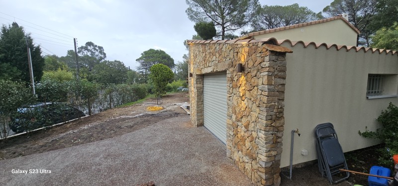 création d un parement en pierres naturel d une villa sur St Raphaël