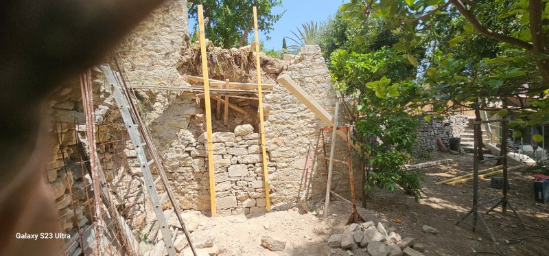 reconstruction d un mur en pierres sèches au chateau d Ollioules