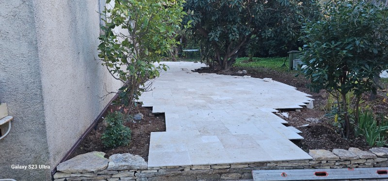 création d'une terrasse en travertin à Ollioules