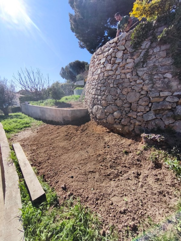 muret en pierres sèches de soutènement 