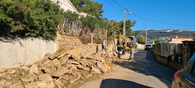 Reconstruction d un mur en pierres sèches sur Ollioules dans le Var