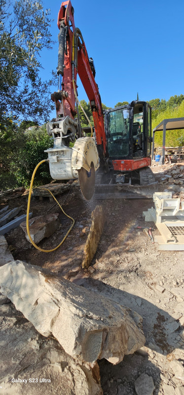 découpeuse hydraulique sur mini-pelle