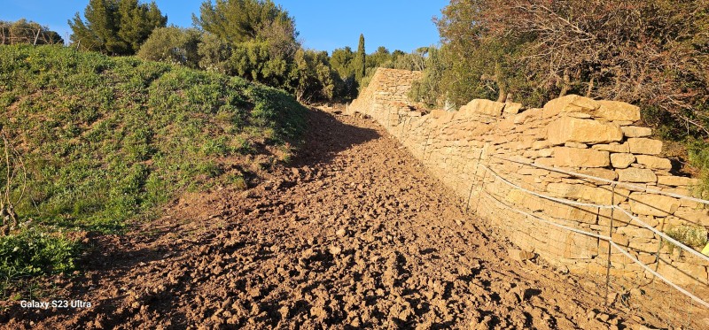 création murs en pierres sèches sur Ollioules dans le Var