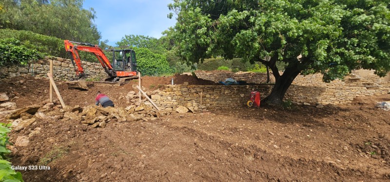 création de murets en pierres sèches en cours sur la commune d Ollioules