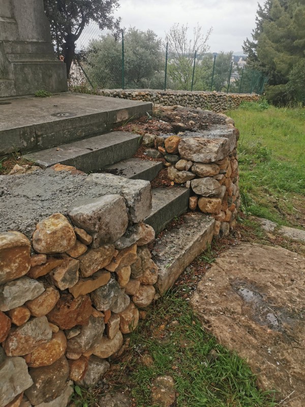 Réparation des murs en pierres sèches sur le parc de la Villa Marguerite à Ollioules