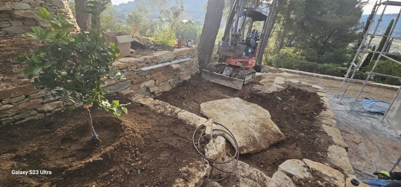 création murets en pierres sèches avec un dallage de pierres plates sur la Cadière d azur