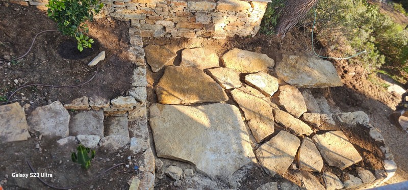 création murets en pierres sèches avec un dallage de pierres plates sur la Cadière d azur