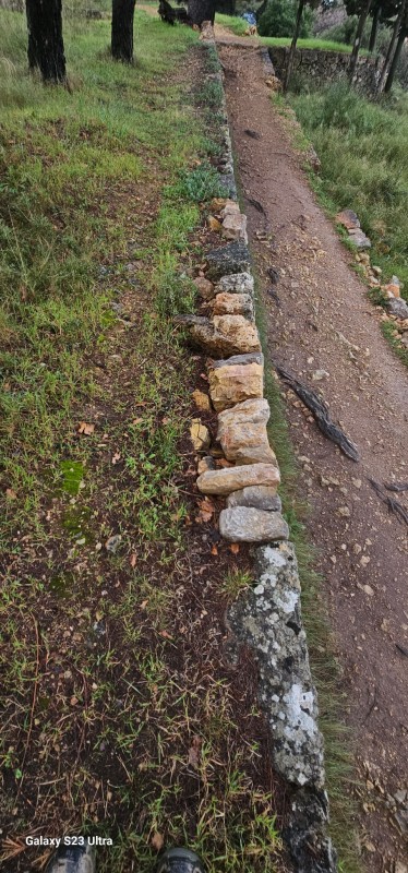 reconstruction des murs en pierres sèches sur le parc de la villa Marguerite à Ollioules