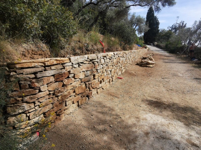 Muret en pierres sèches de soutènement à toulon dans le var 