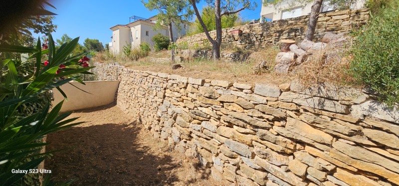 reconstruction d un mur en pierres sèches éboulé par des fortes pluies sur Bandol