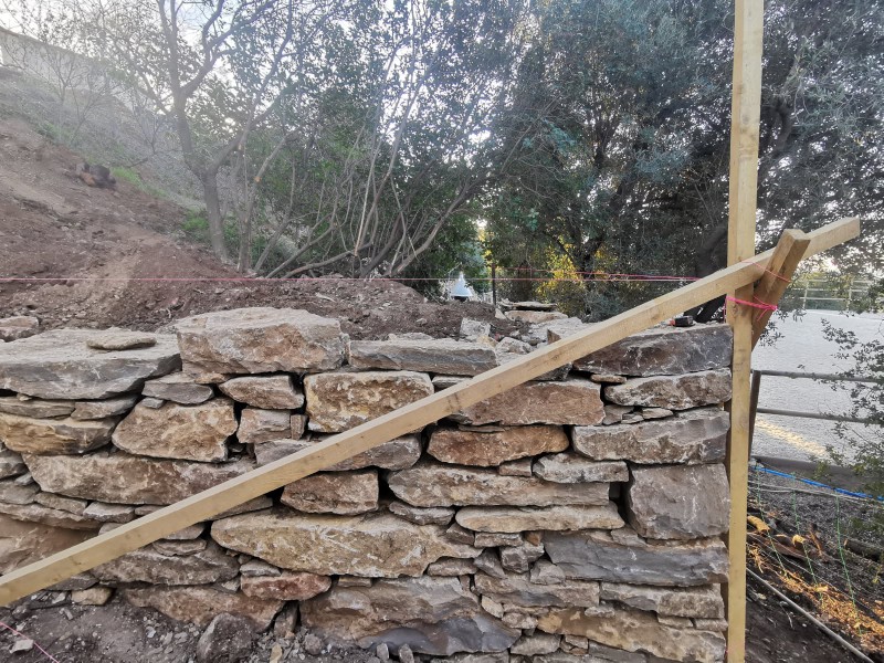 création d un mur en pierres sèches sur Ollioules
