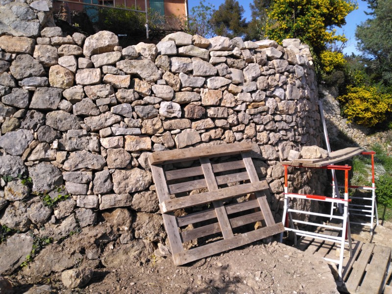 mur en pierres sèches de clôture à Ollioules