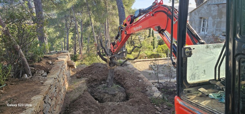 création murets en pierres sèches avec un dallage de pierres plates sur la Cadière d azur