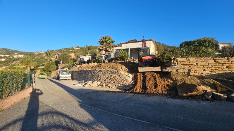 Création paysagère sur mesure avec murets en pierres sèches à La Londe-les-Maures (Var).