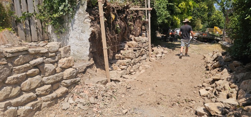 Reconstruction d un mur en pierres sèches sur Carnoul dans le Var