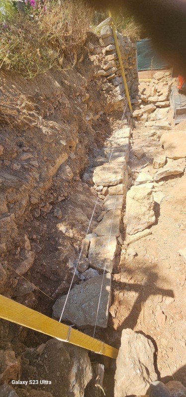 reconstruction d un mur en pierres sèches éboulé par des fortes pluies sur Bandol