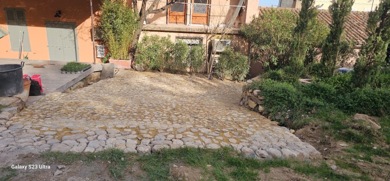 suite d une création d une calade en pierres naturelles de Rivière à Ramatuelle