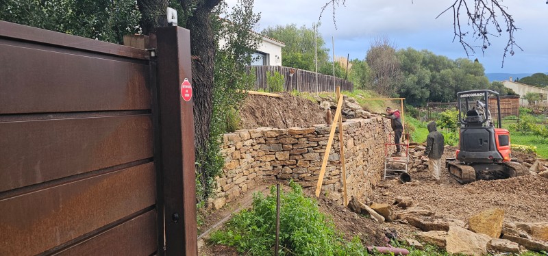 Chantier en cour, reconstruction murets en pierres sèches sur La Cadièred'Azur