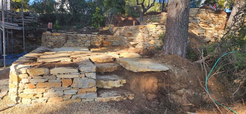 création murets en pierres sèches avec un dallage de pierres plates sur la Cadière d azur