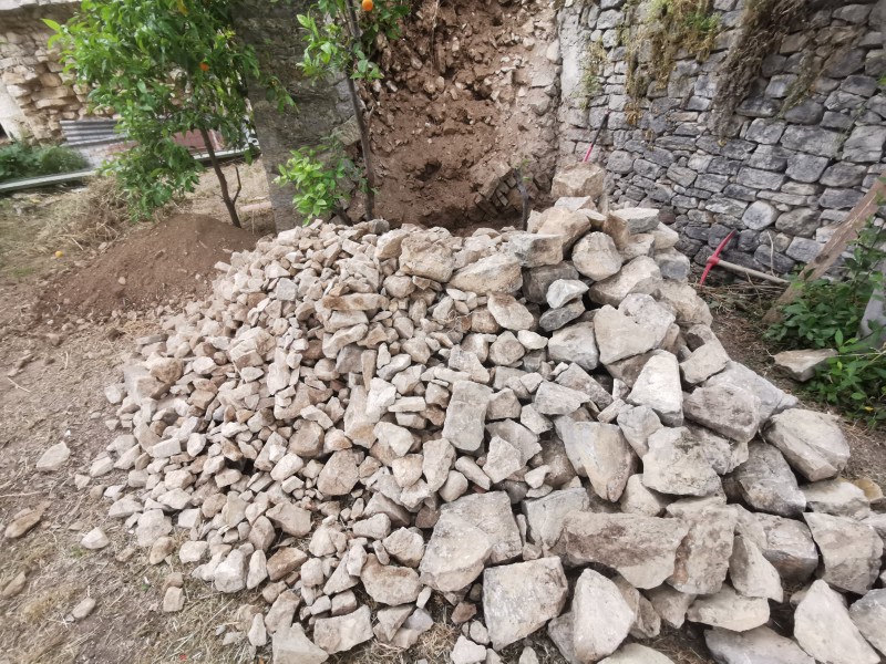 reconstruction d un mur en pierres sèches au chateau d Ollioules