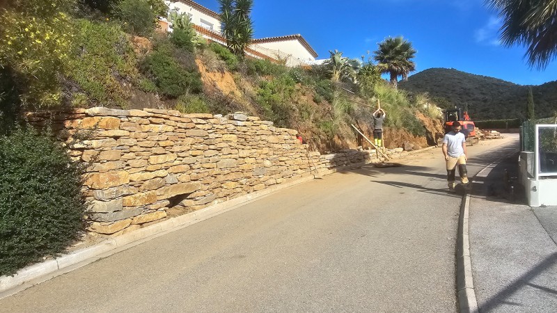 chantier de création murets en création de murets en pierres sèches à La Londes 