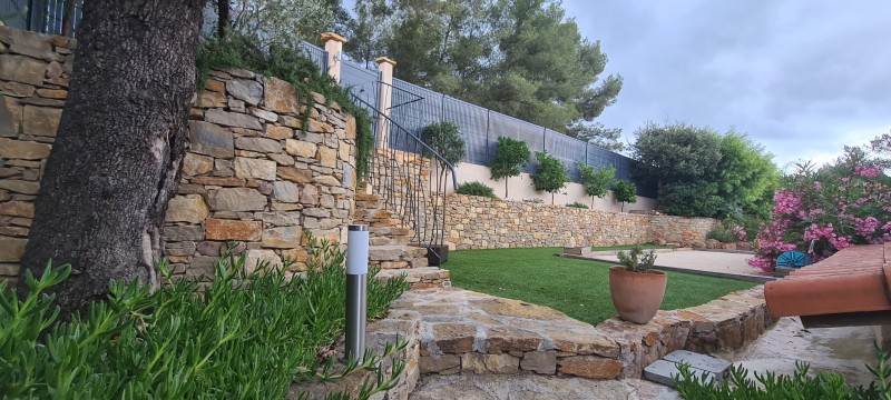 muret en pierres maçonnées avec un escalier 